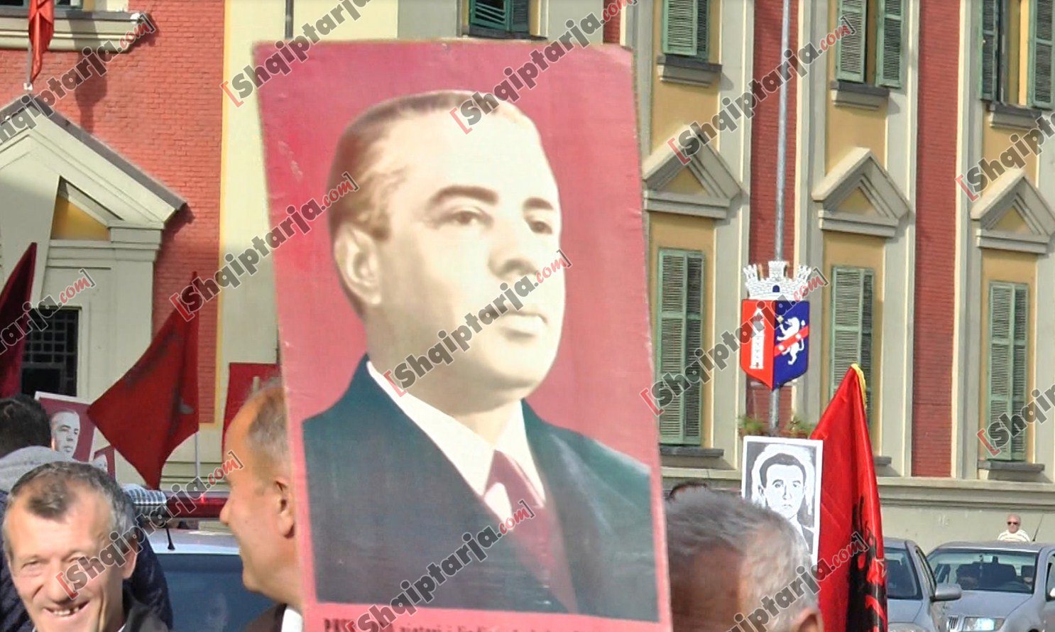 fotot e enver hoxhes me logo