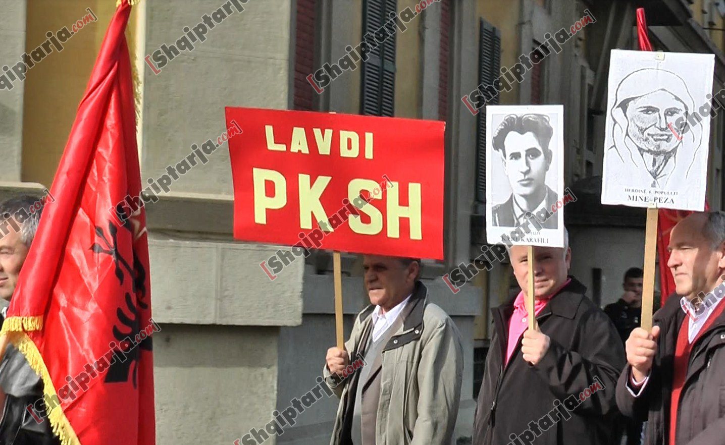 fotot e enver hoxhes me logo