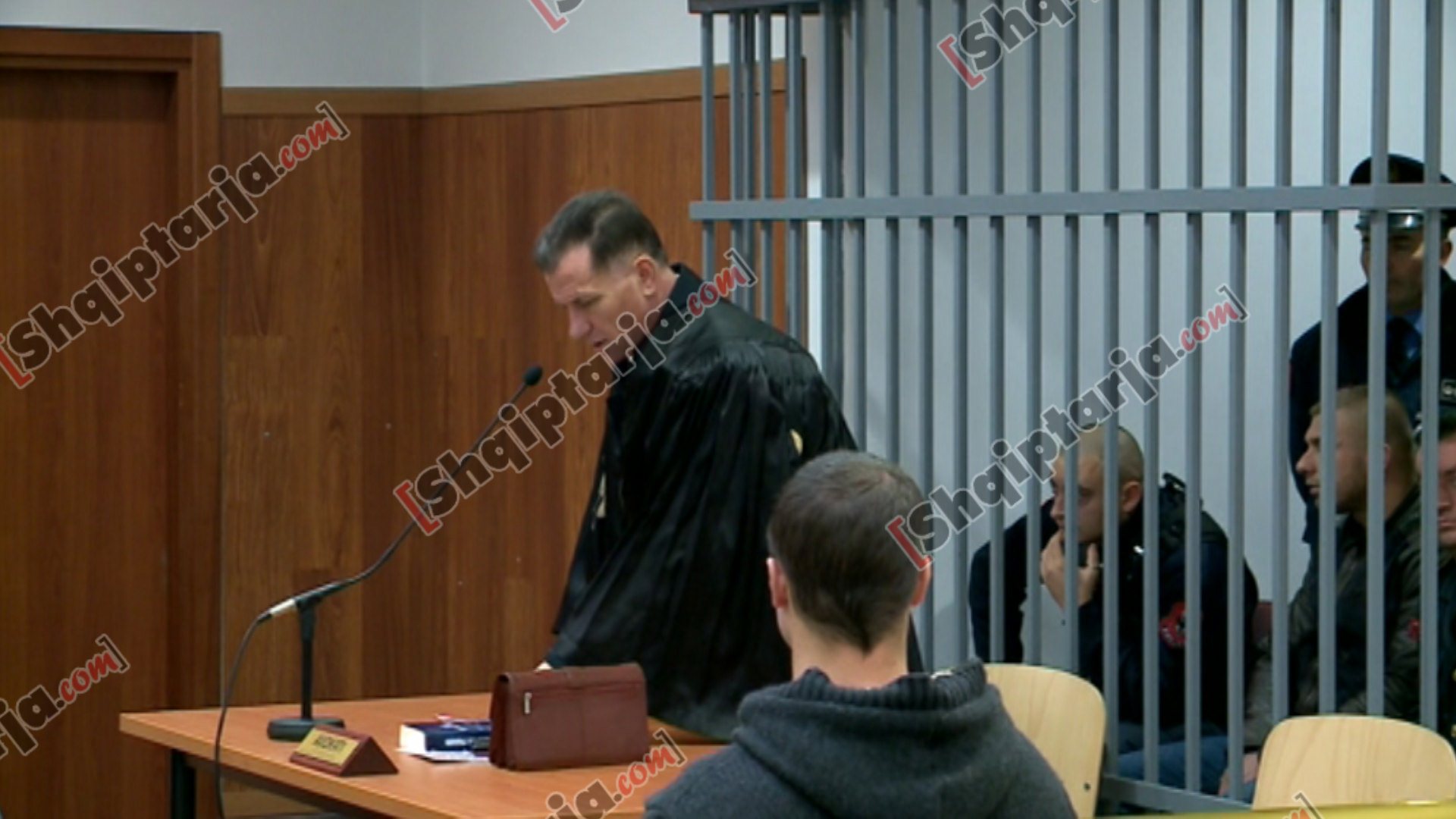 babagjyshet ne gjykate