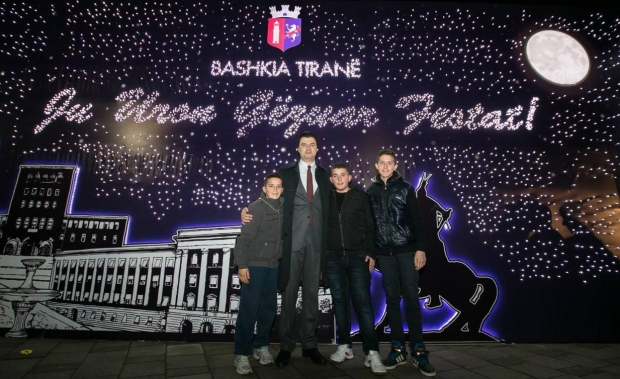 basha me femijet zbukruime tirana