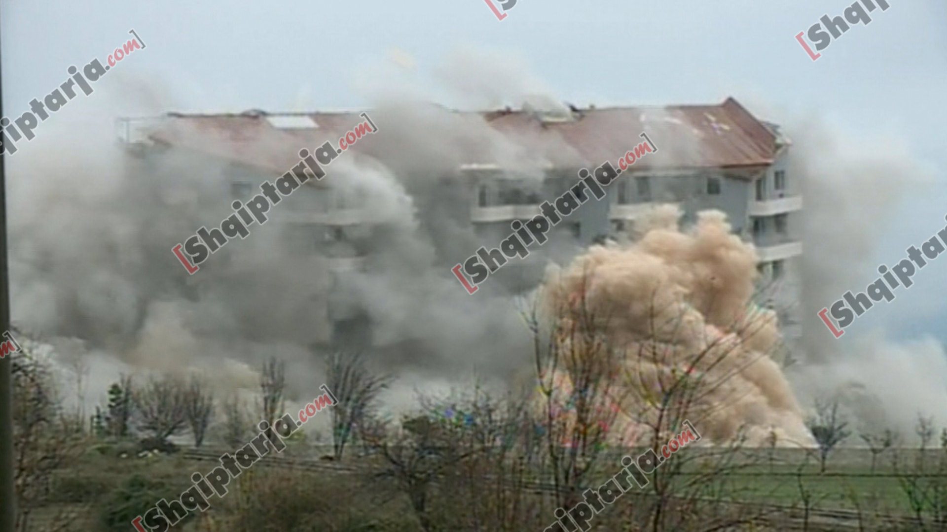 pallati pogradec me logo