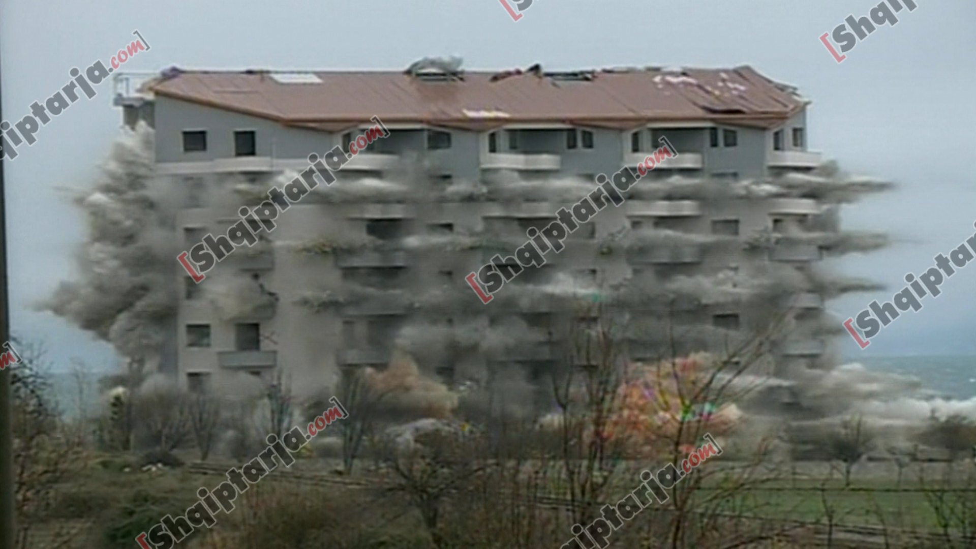 pallati pogradec me logo