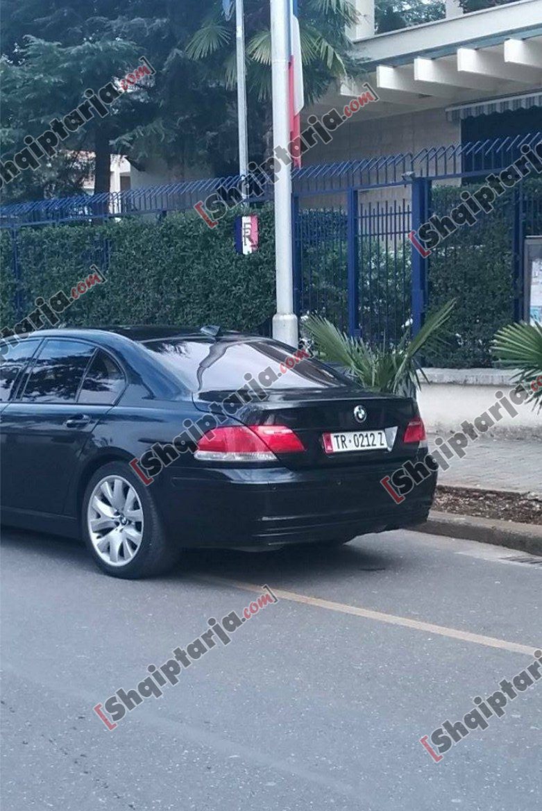 visho ajazi ne ambasada franceze tirane