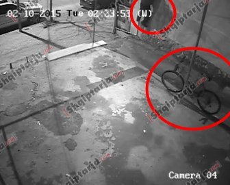 Atentatori me bicikletë pranë farmacisë