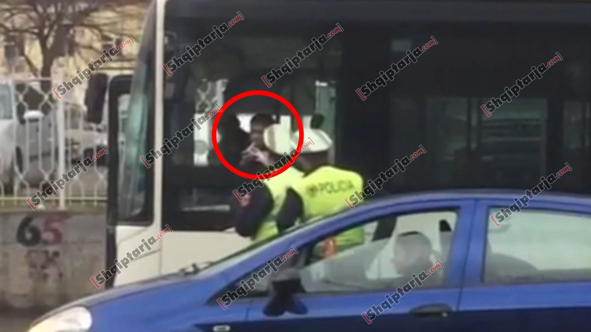 shoferi i dehur me logo