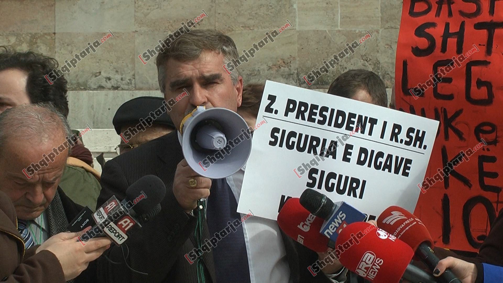 protesta per pallatin