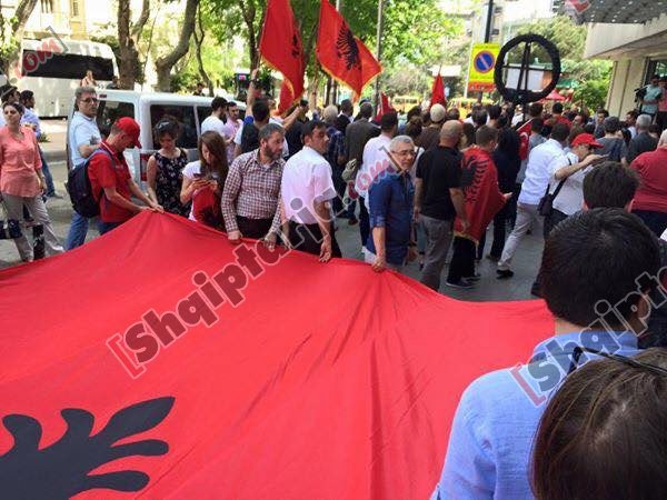 Turqi protesta paralele kundër pushtetit Gruevski