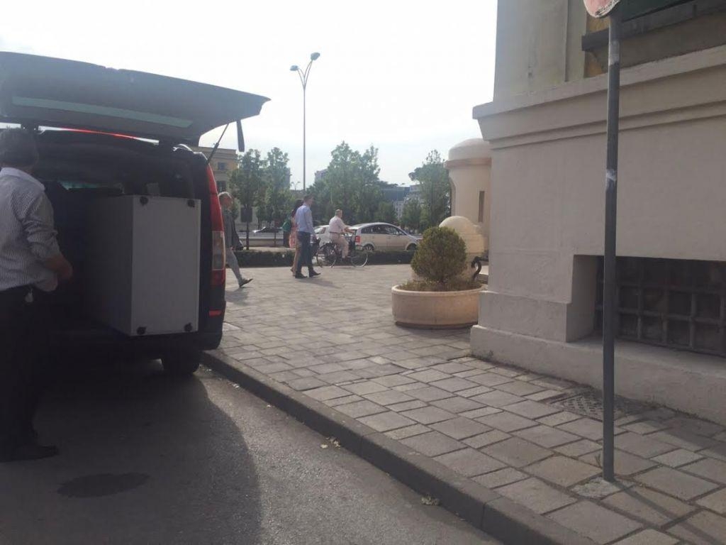 fugoni me plackat e bashkise