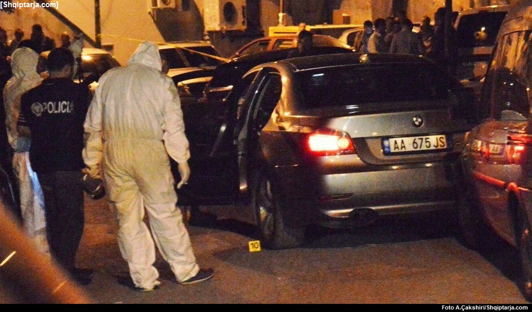 Automjeti BMW që u qëllua me armë