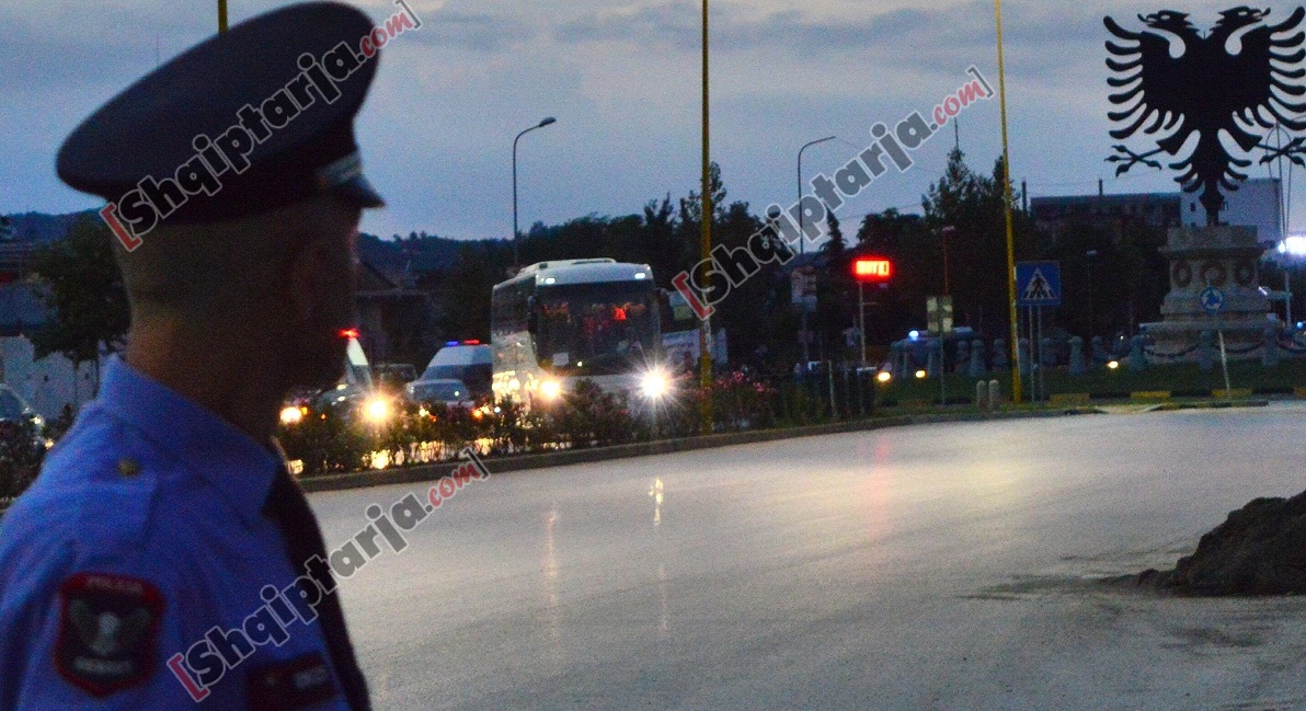 autobusi tek sheshi shqiponja