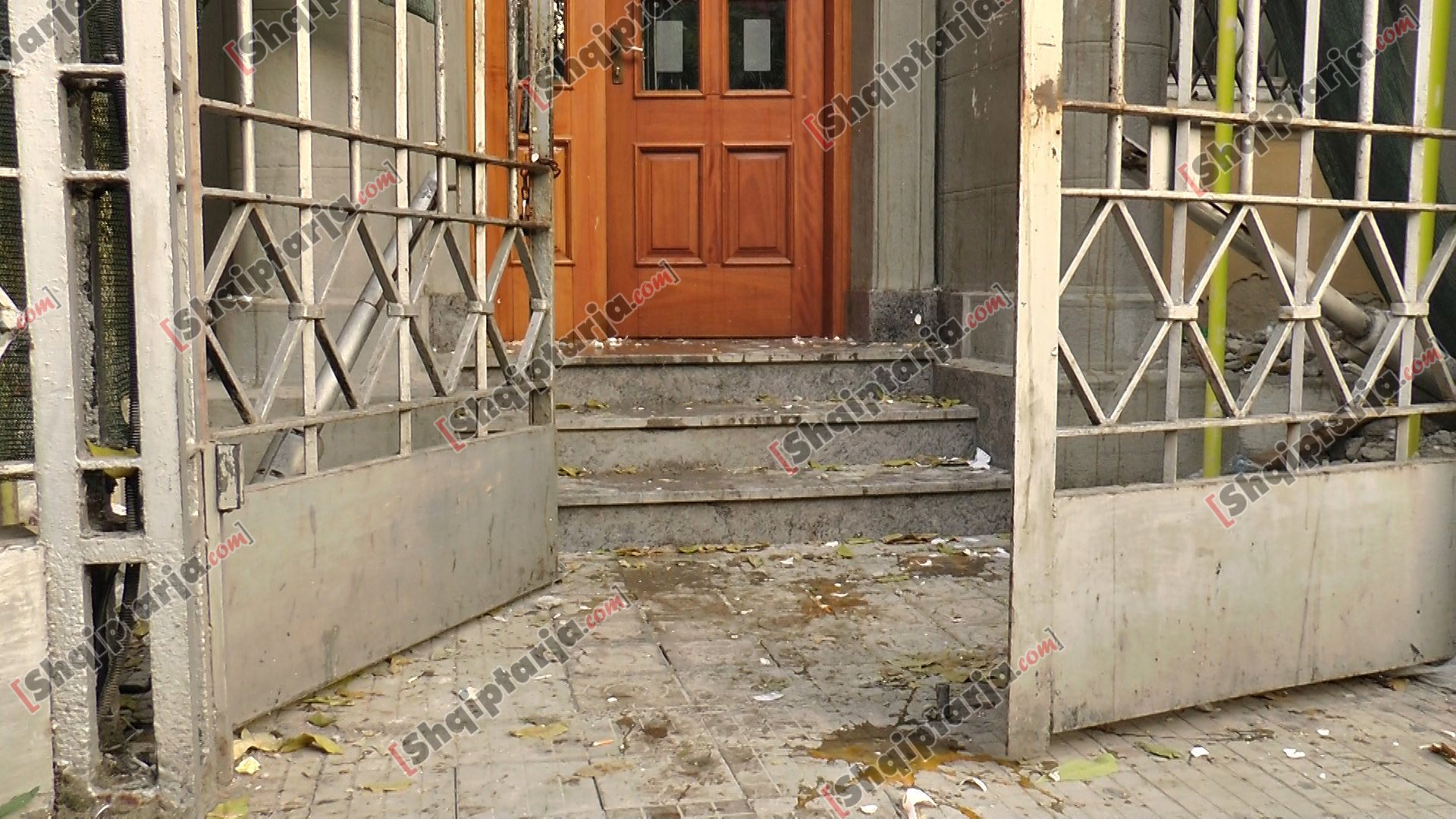 Vezët e hedhura nga studentët në hyrjen e Ministrisë së Arsimit