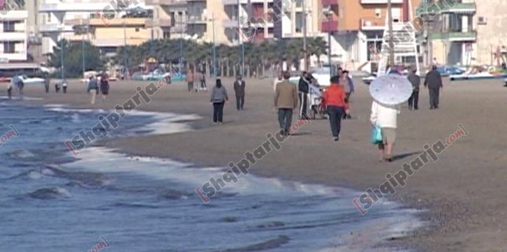 pastrimi i plazhit nafta