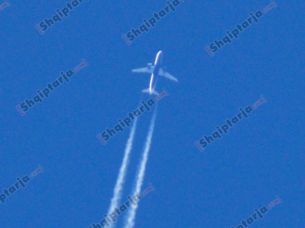 Avioni i British Airways duke fluturuar mbi Tirane rreth ores 13:00 drejt Sharm El-Sheikh, Egjipt