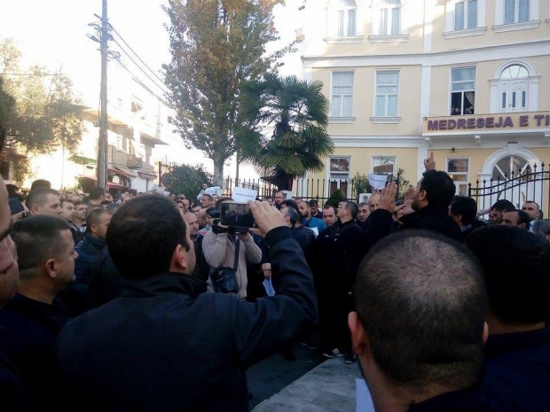 protesta tek medereseja pa logo