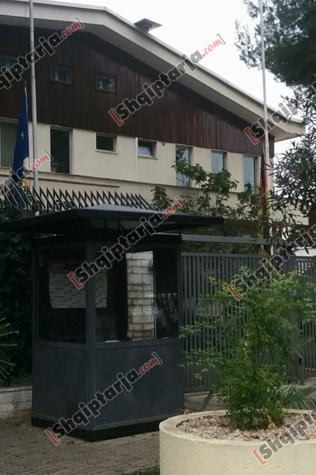 ambasada gjermane flamuret gjysem shtize