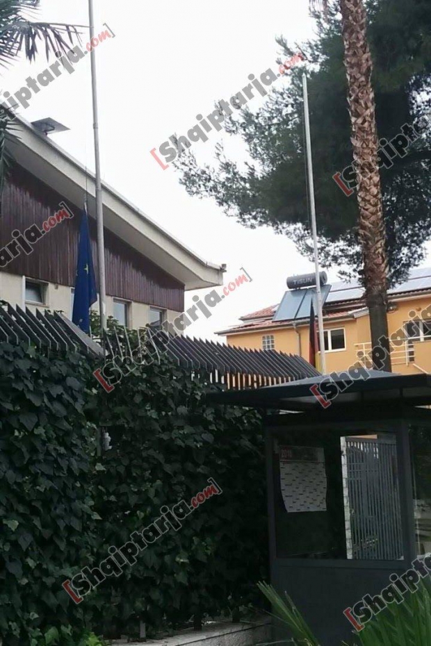 ambasada gjermane flamuret gjysem shtize