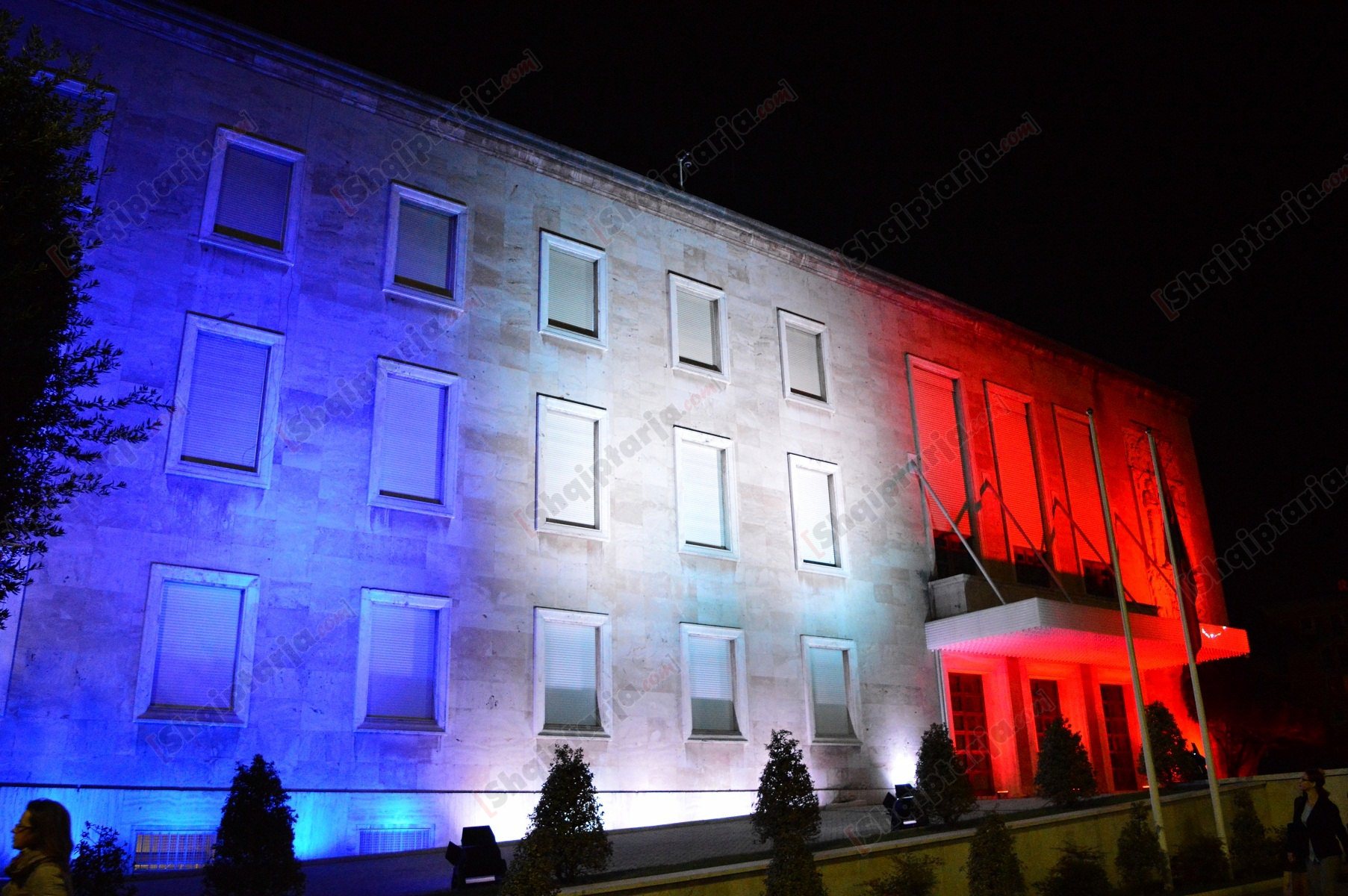 kryeministria me ngjyrat e flamurit te frances