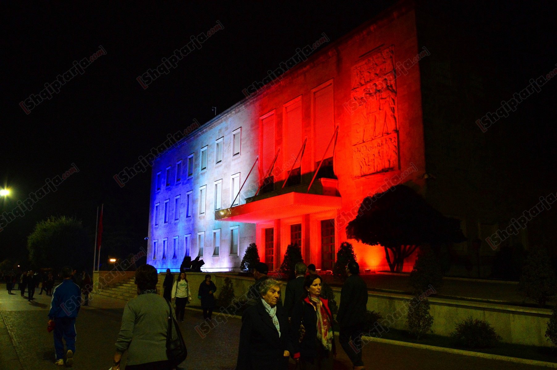 kryeministria me ngjyrat e flamurit te frances