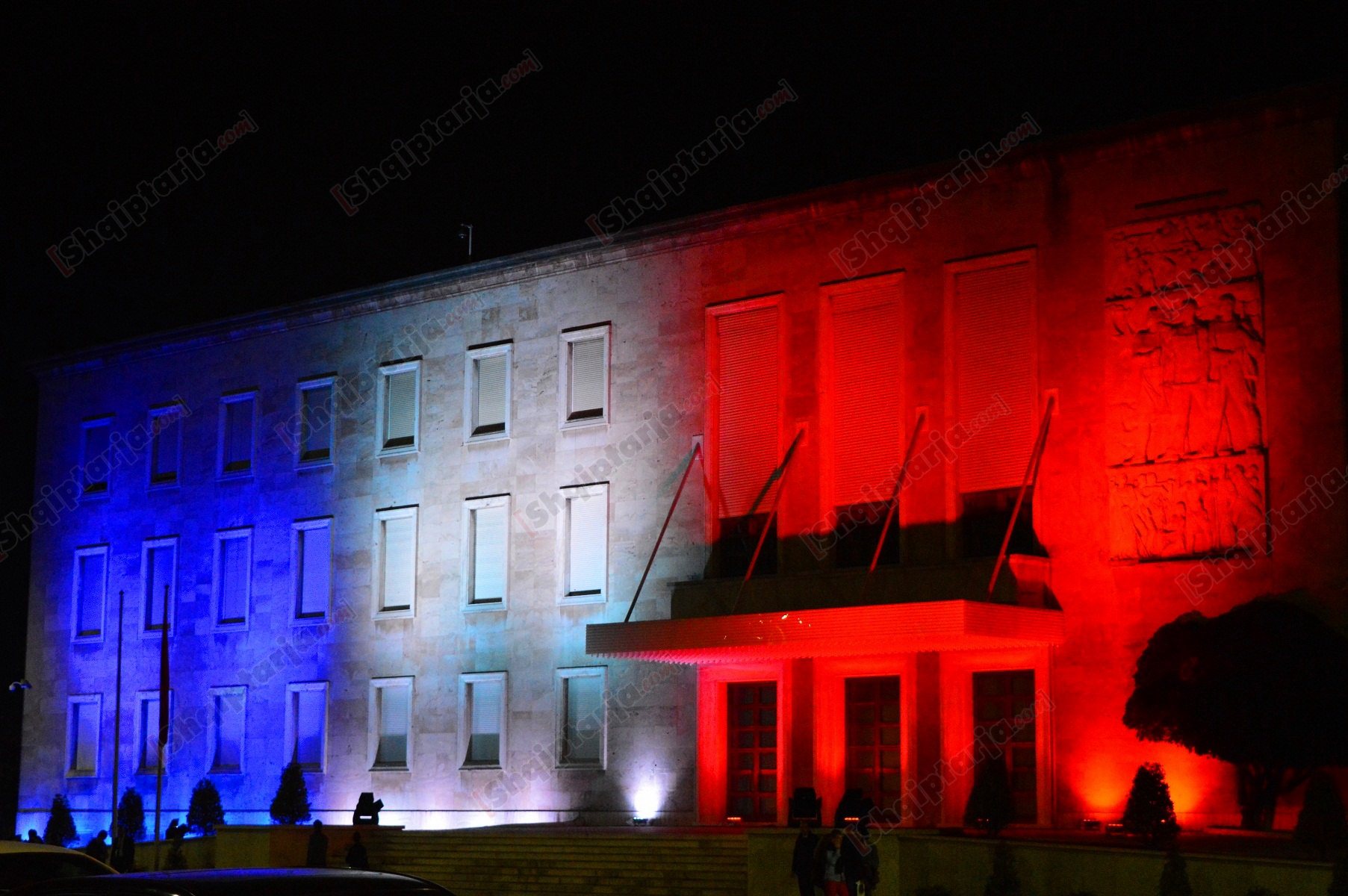 kryeministria me ngjyrat e flamurit te frances