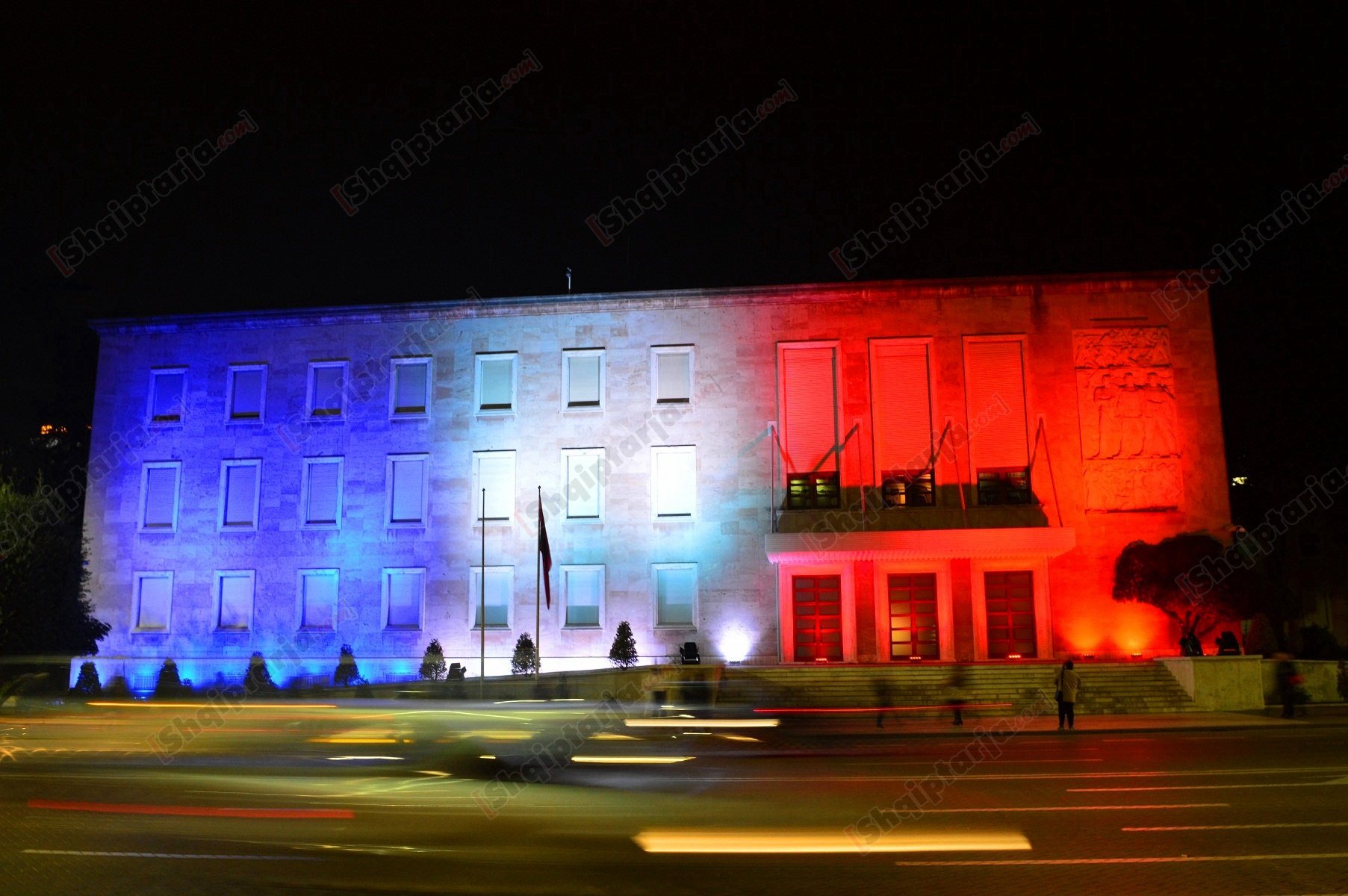 kryeministria me ngjyrat e flamurit te frances