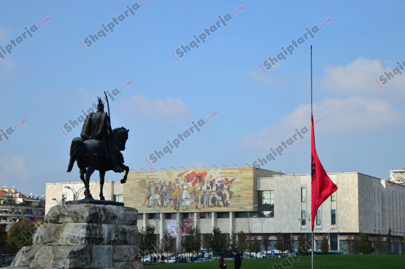 flamujt gjysem shtize