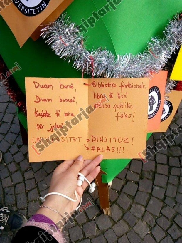 protesta e studenteve me logo 