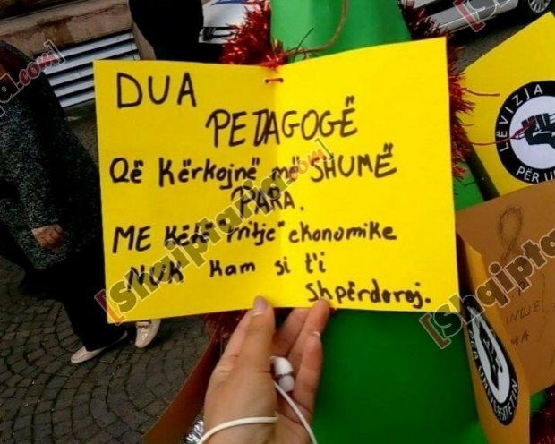 protesta e studenteve me logo 