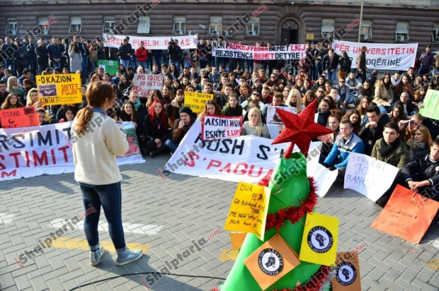 protesta e studenteve me logo 