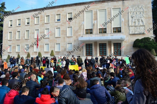 protesta e studenteve me logo 