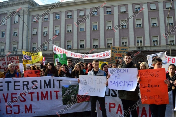 protesta e studenteve me logo 