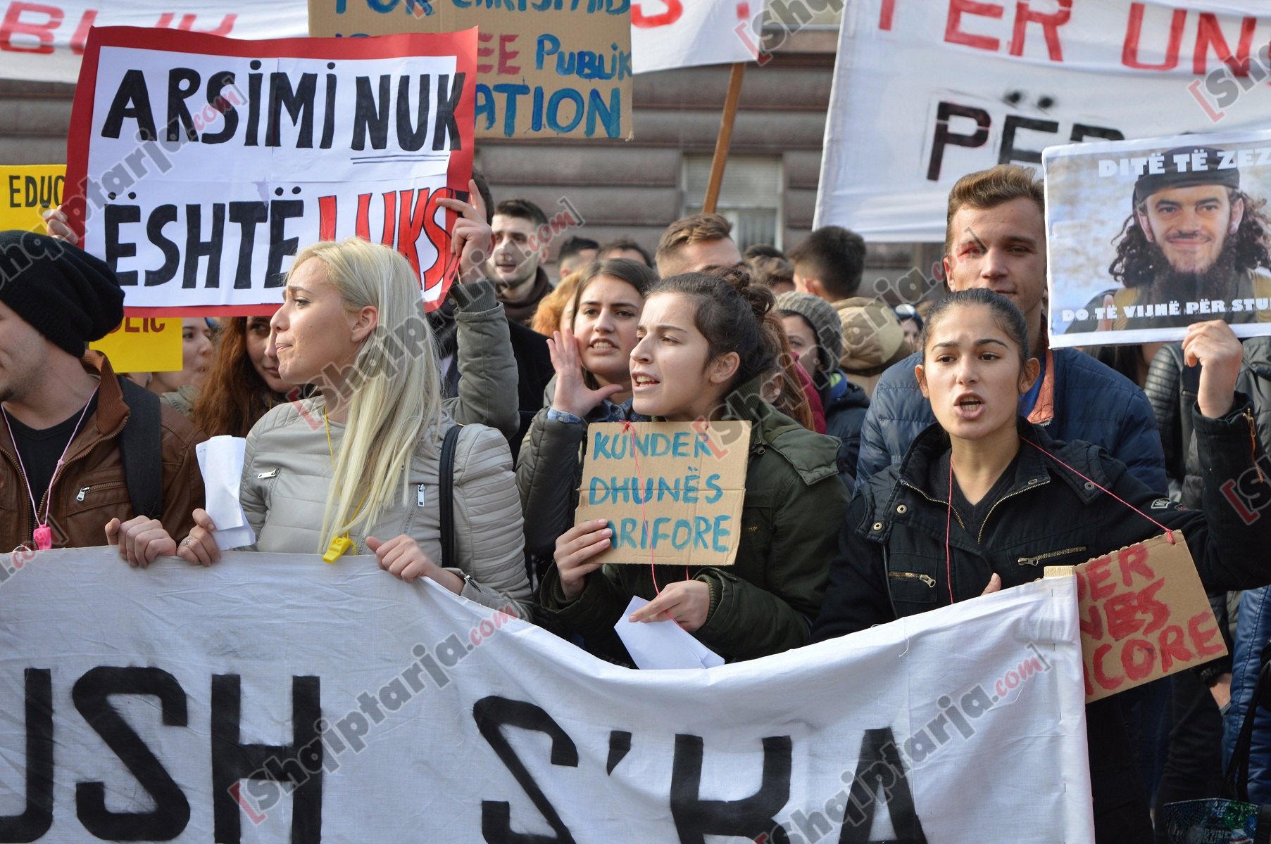 (Protesta e studentëve përballë kryeministrisë Foto të tjera )