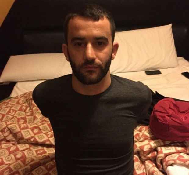 Tiranë, arrestohet Elson Daçi, i akuzuar për vrasje Operacioni nga Drejtoria e Policisë Tiranë në bashkëpunim me RENEA Tiranë, Daçi autor i vrasjes së një shtetasi si e plagosjes së një tjetri Tiranë, arrestohet Elson Daçi, i akuzuar për vrasje