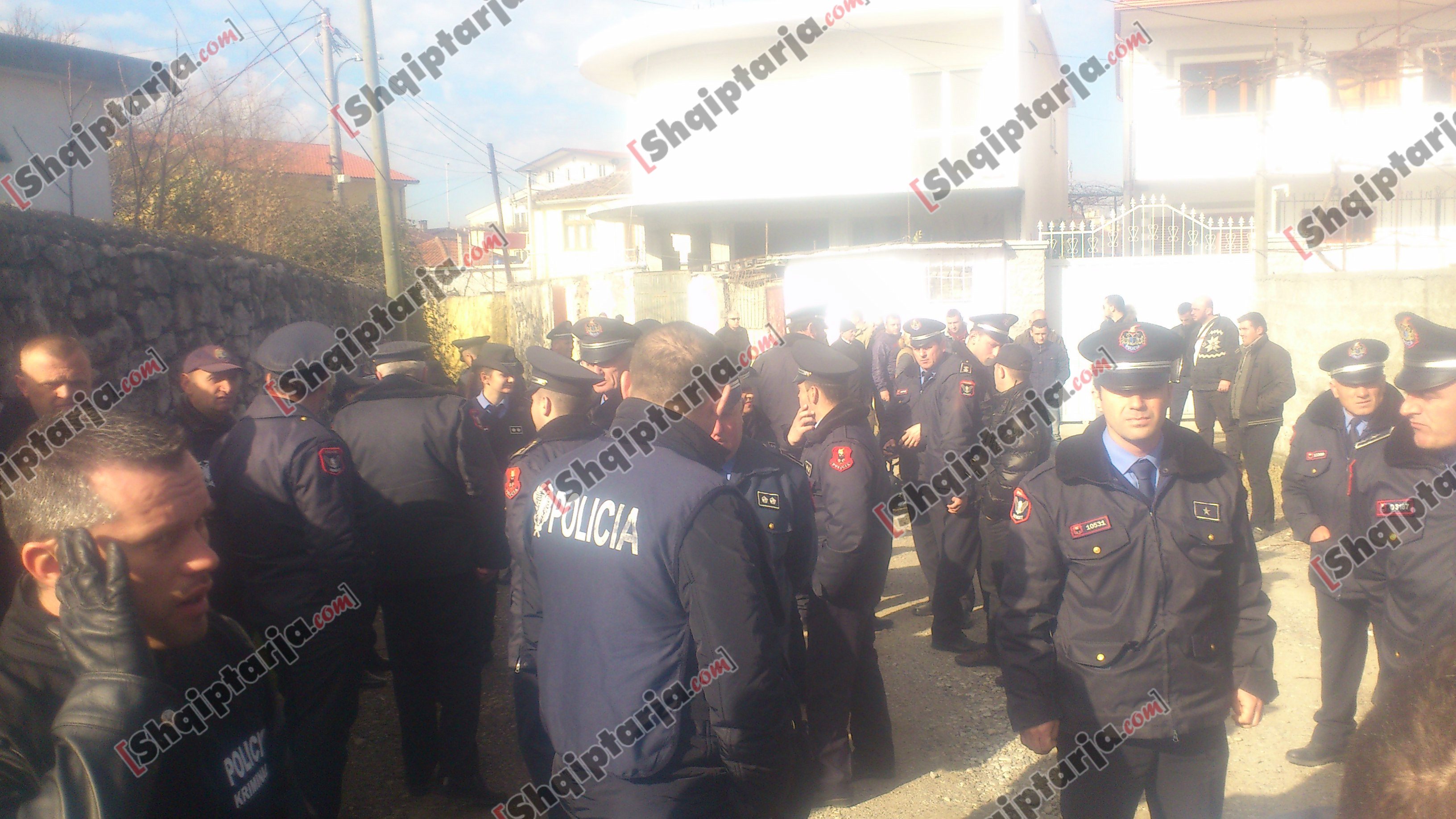 protesta shkoder me logo