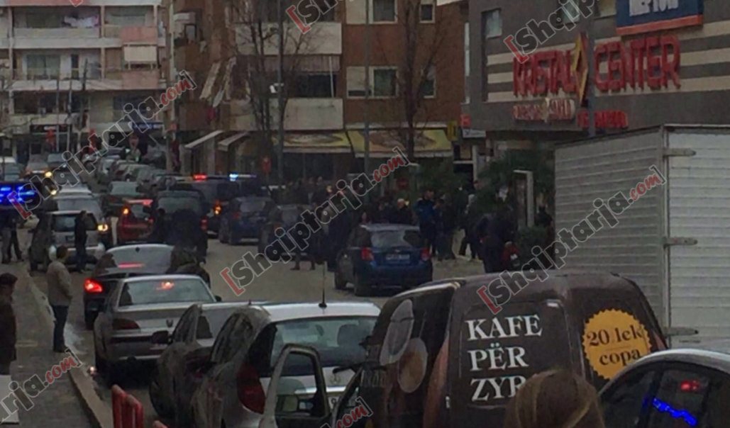 bomba cristal center me logo