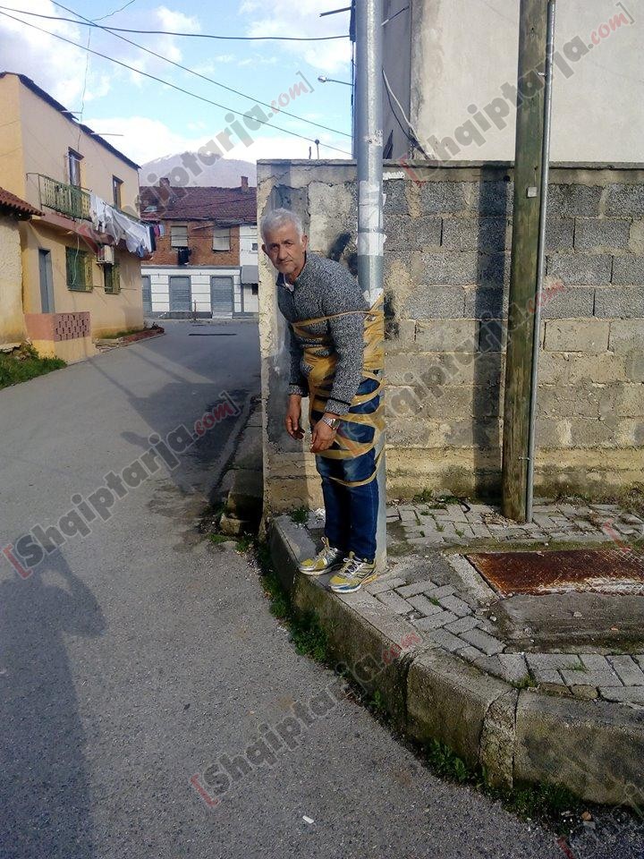 burri i lidhur ne shtepi me logo