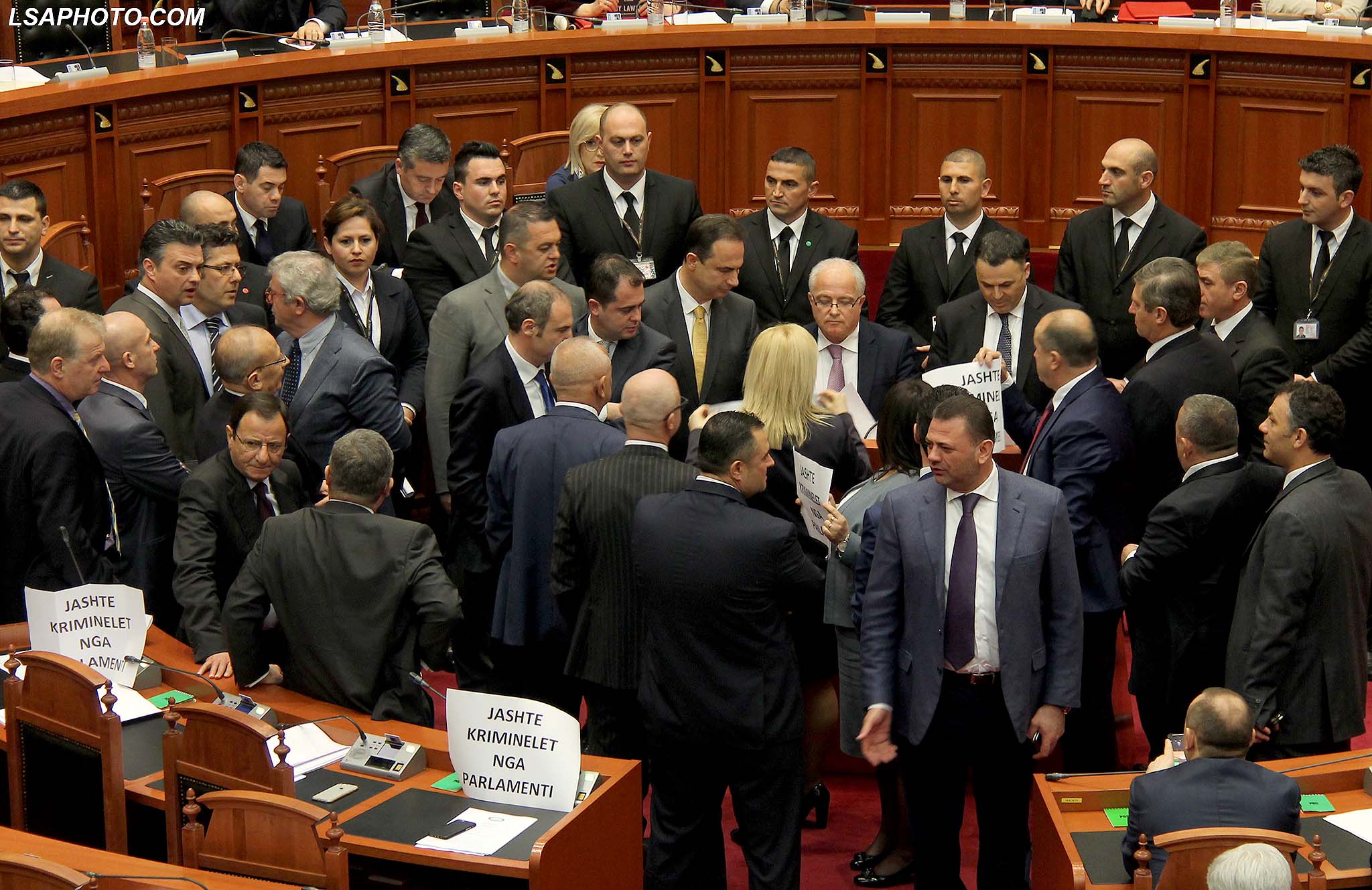 pd bllokon parlamenntin