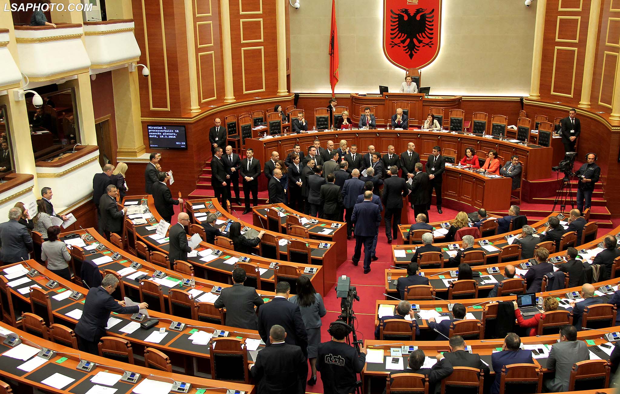 pd bllokon parlamentin