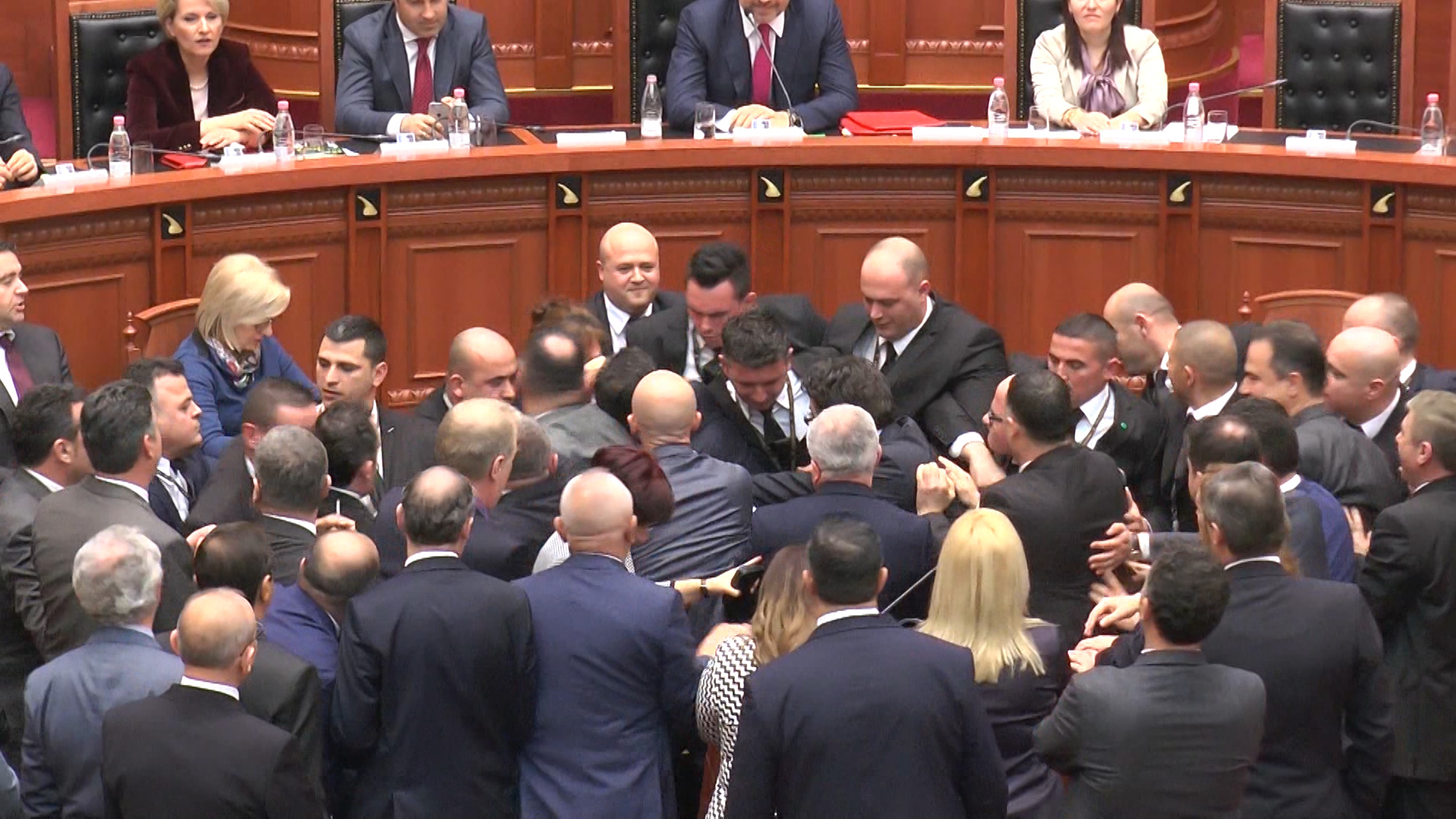 pd bllokon parlamentin