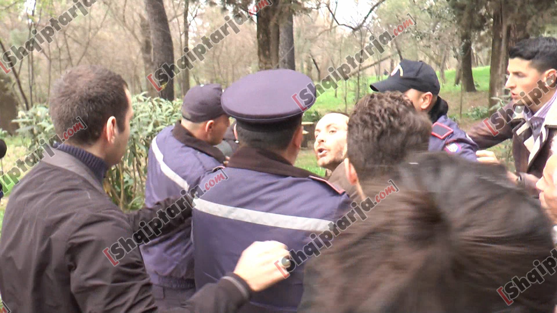 perplase me policine te liqeni kendi lojrave 