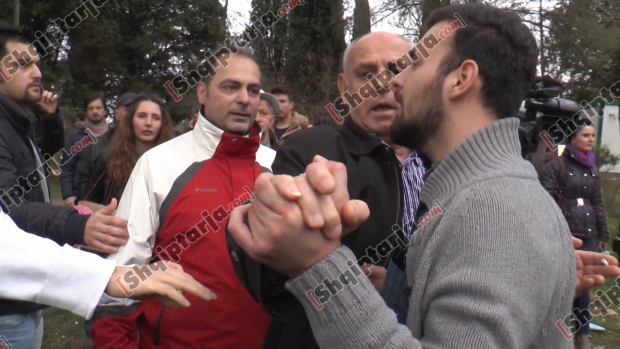 perplase me policine te liqeni kendi lojrave 