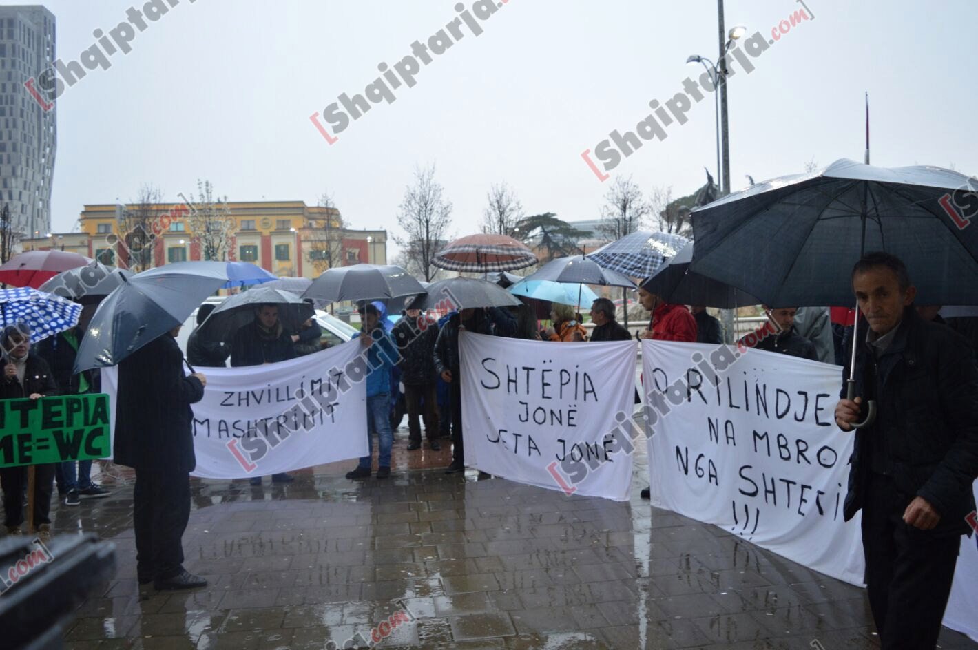 foto protesta te bashkia banoret e trenit bulevardi ri proteste