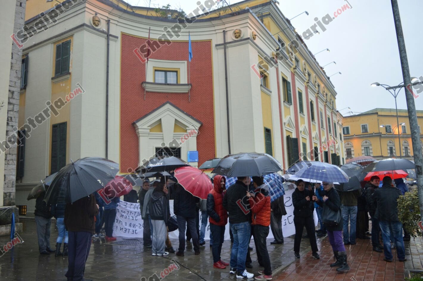 foto protesta te bashkia banoret e trenit bulevardi ri proteste