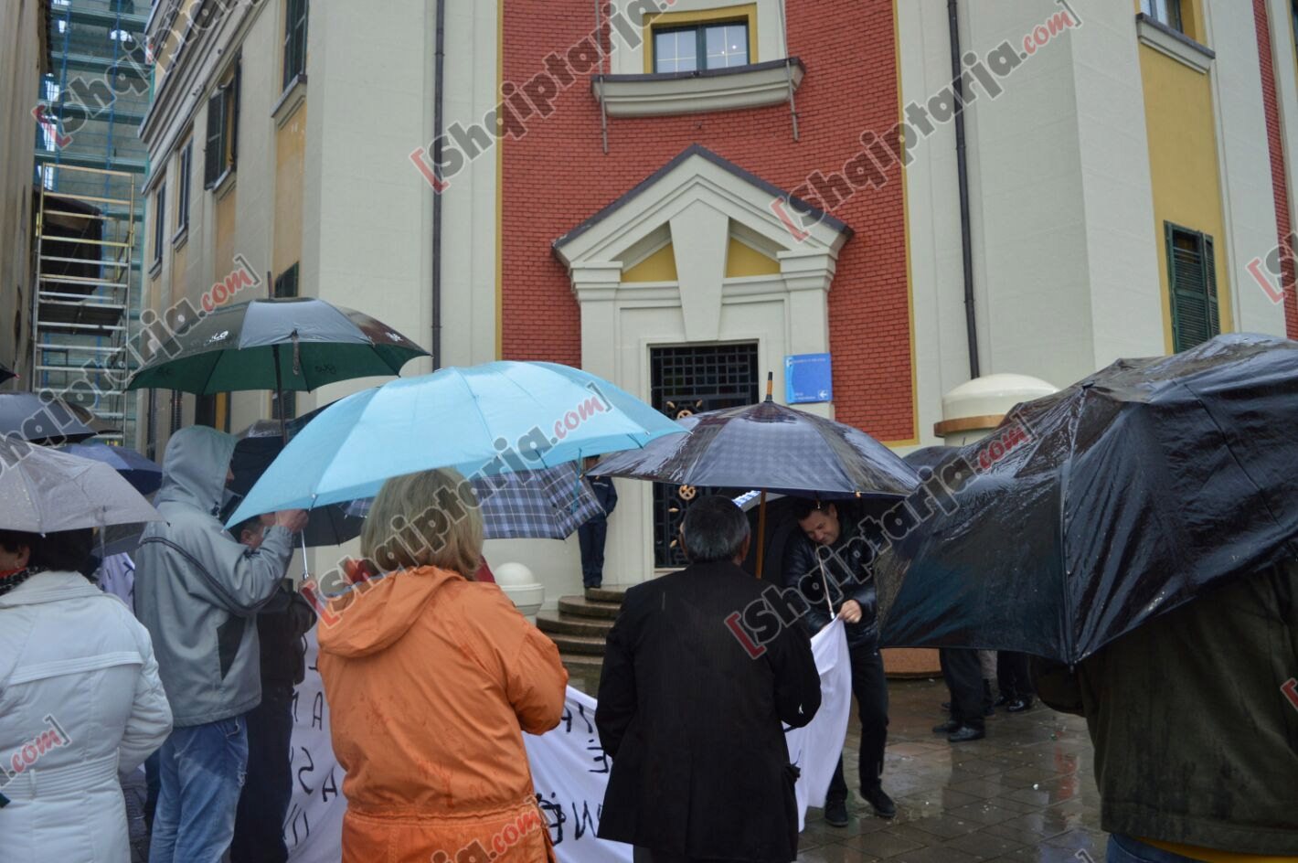 foto protesta te bashkia banoret e trenit bulevardi ri proteste