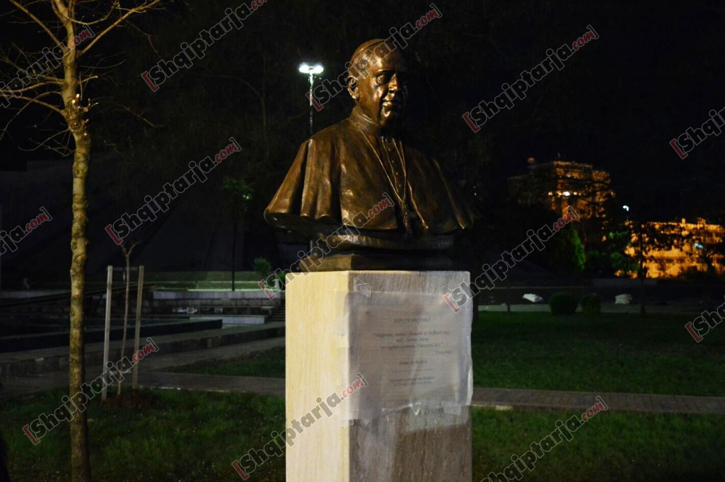 vendoset busti te piramida