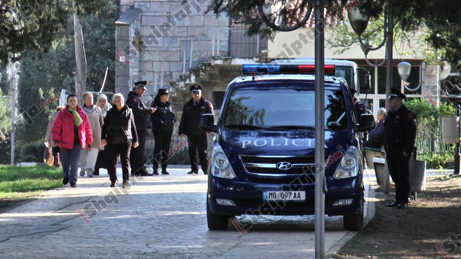 protestuesit te liqeni me batanije
