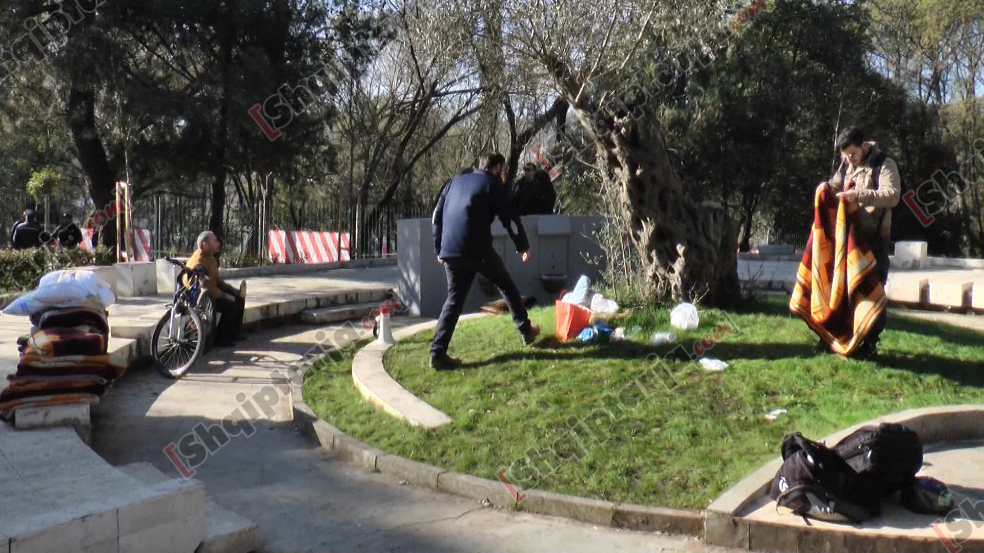 protestuesit te liqeni me batanije