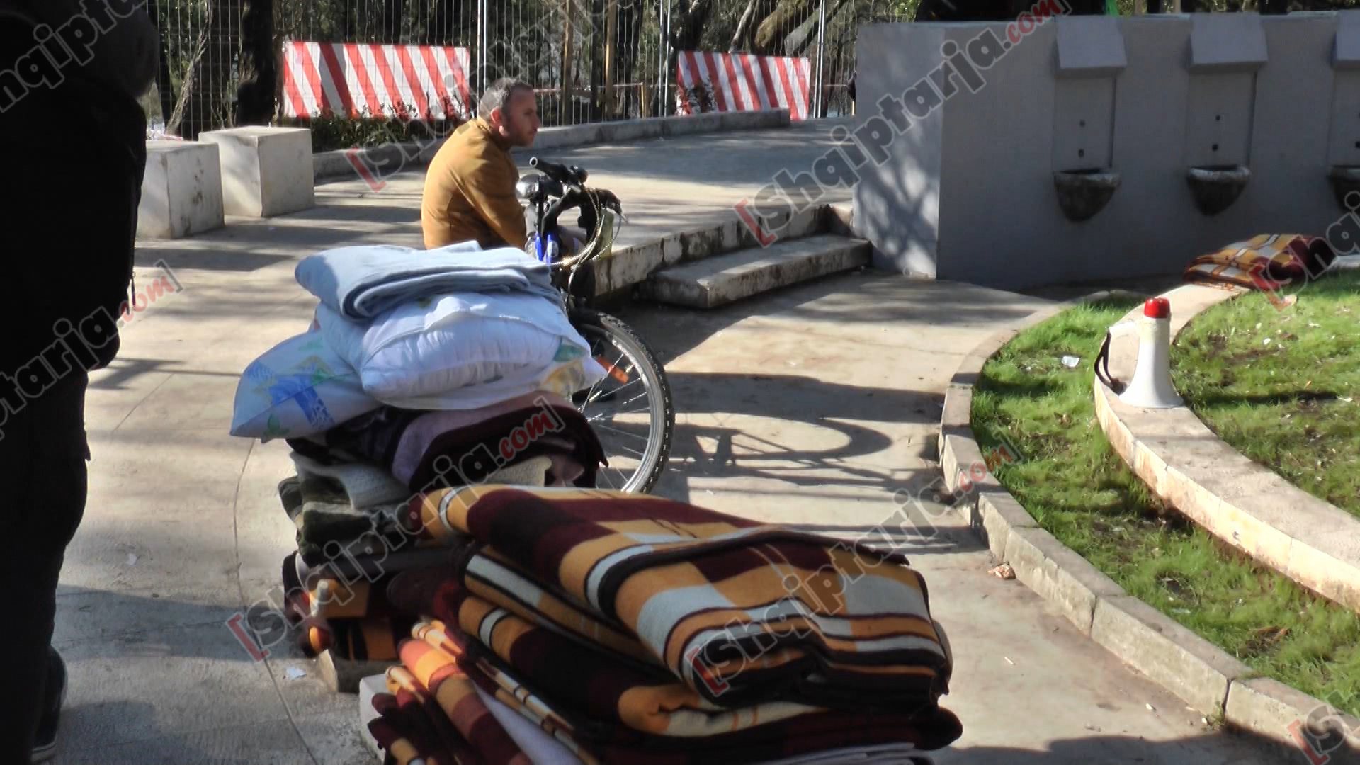 protestuesit te liqeni me batanije