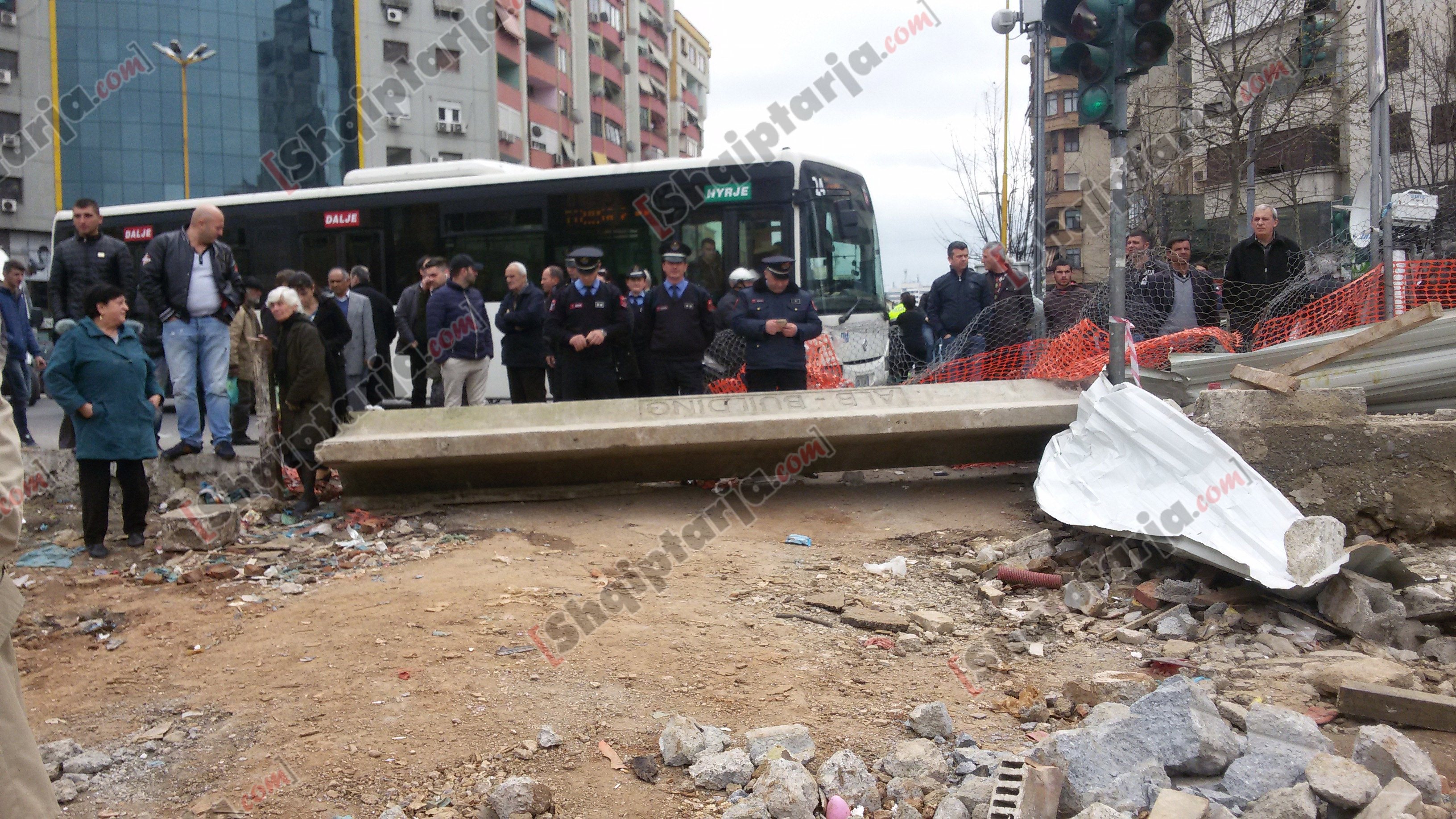 protesta te bulevardi ri stacioni trenit
