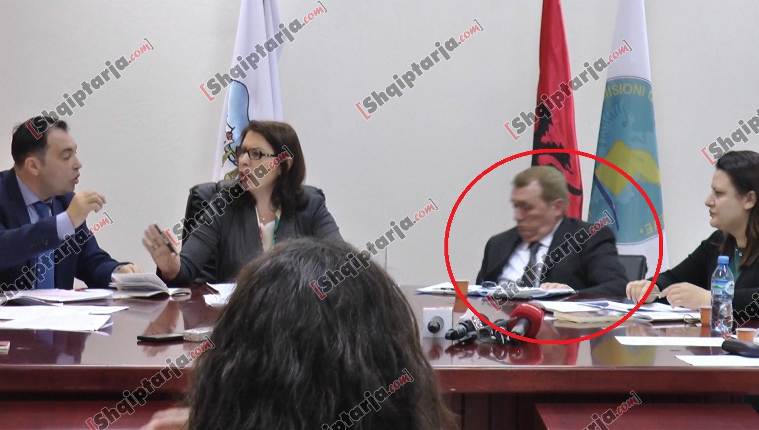 bie nga karrigia me logo