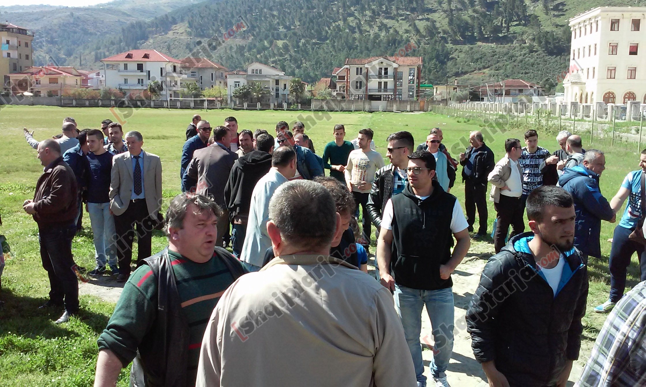 protesta berat me logo